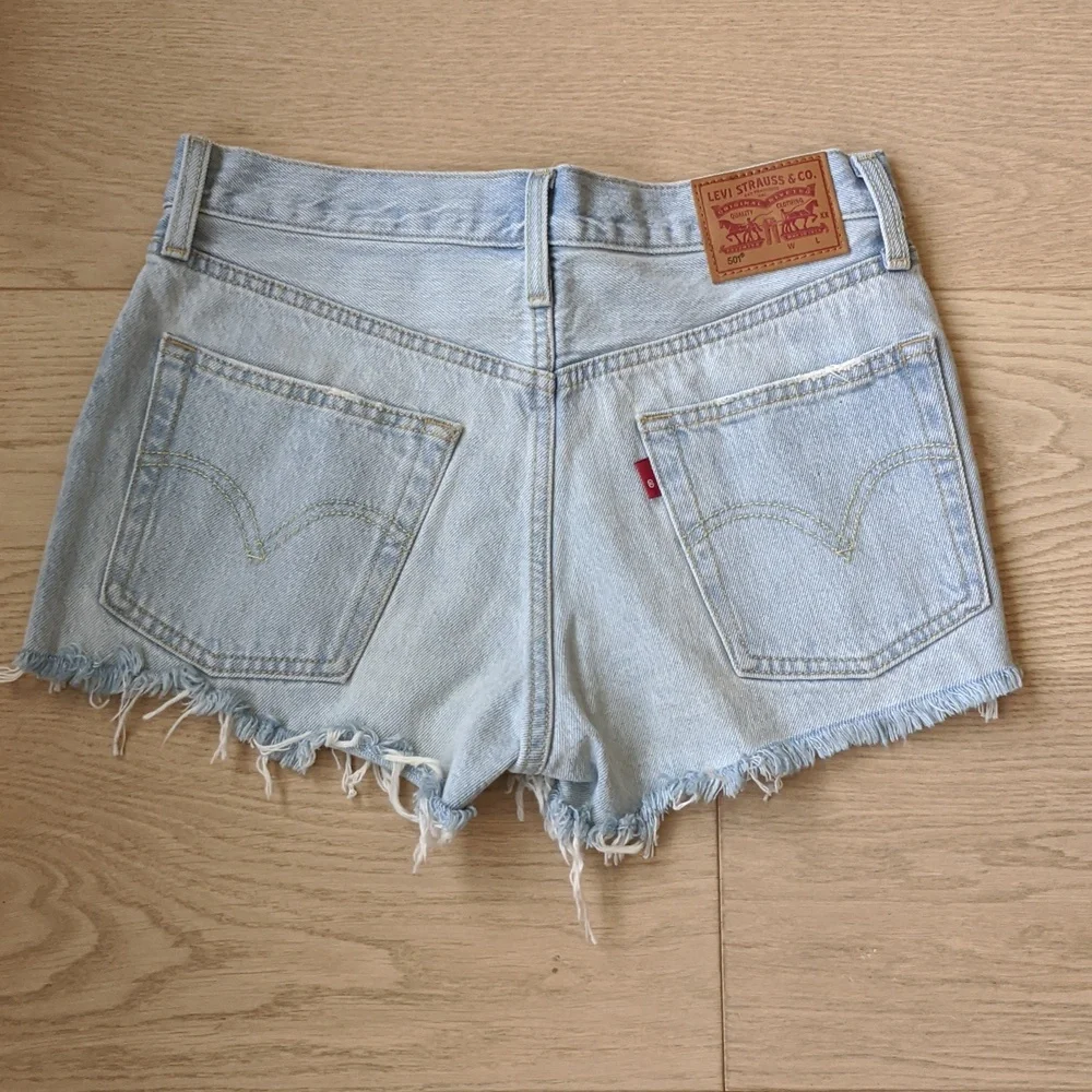 Levi's cutoff shorts. Size 26. - Picture 2 of 3